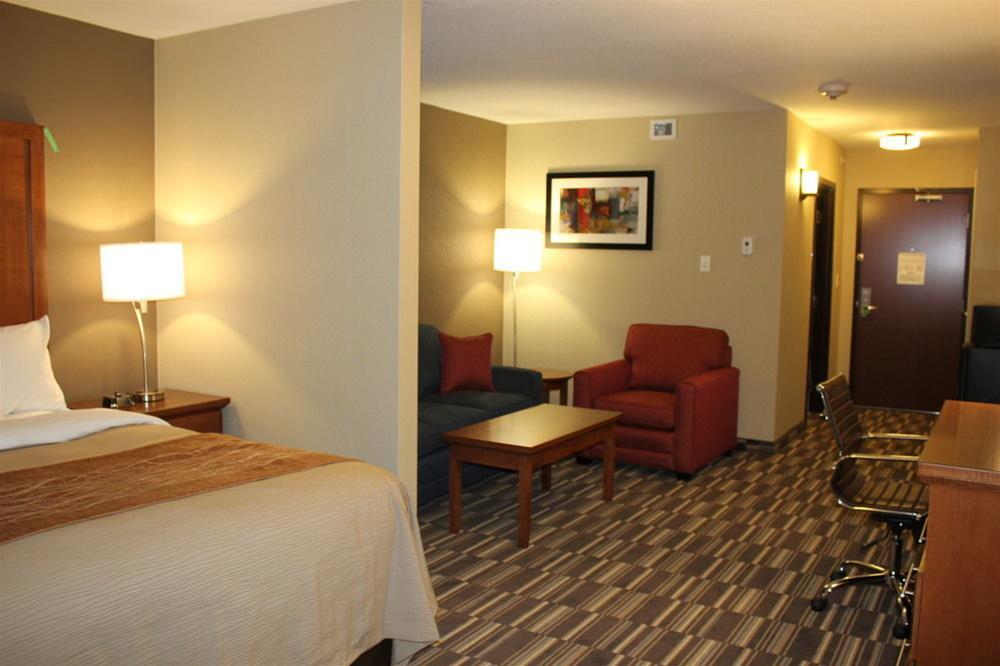Comfort Inn & Suites Edmonton International Airport Nisku Bagian luar foto