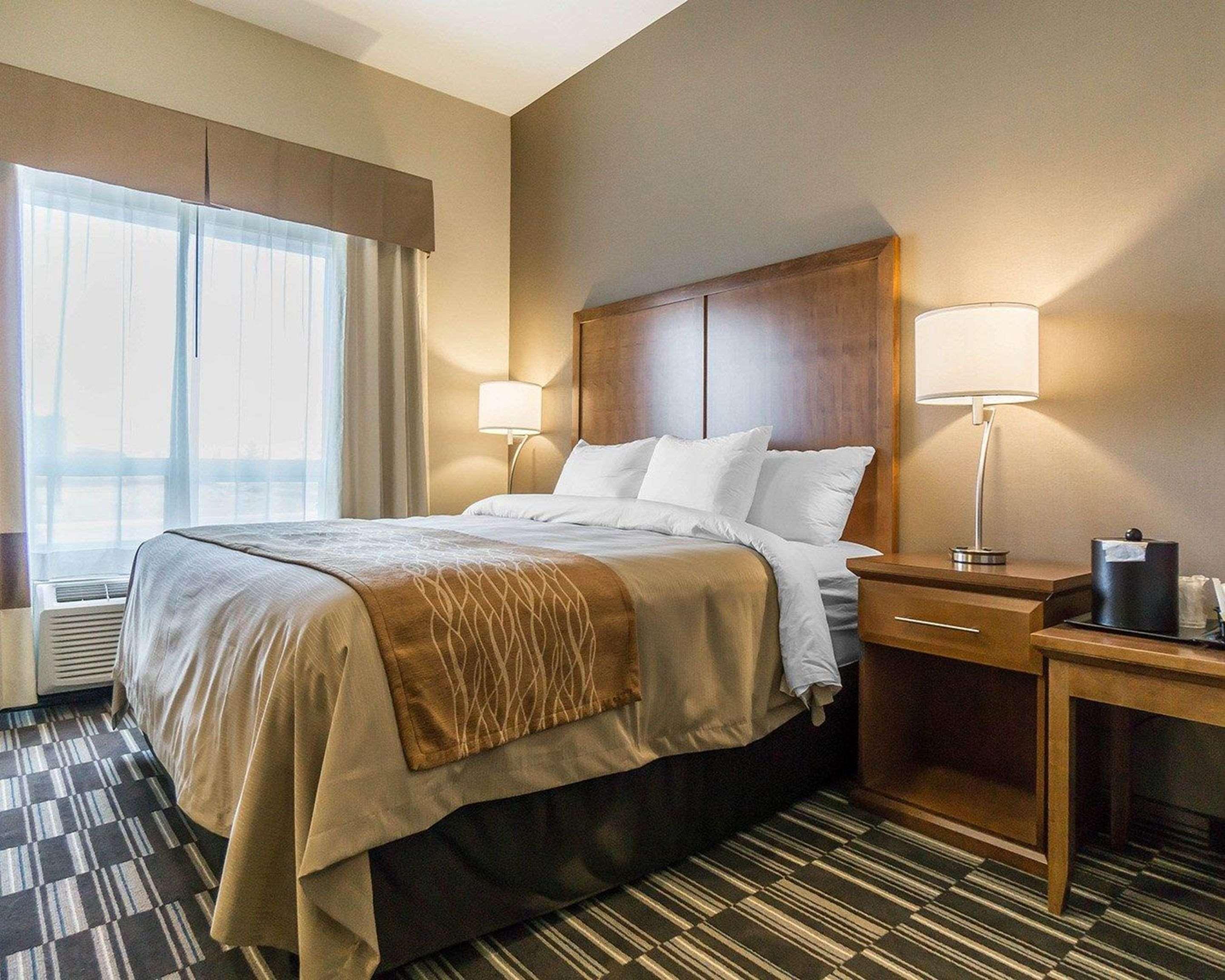 Comfort Inn & Suites Edmonton International Airport Nisku Bagian luar foto