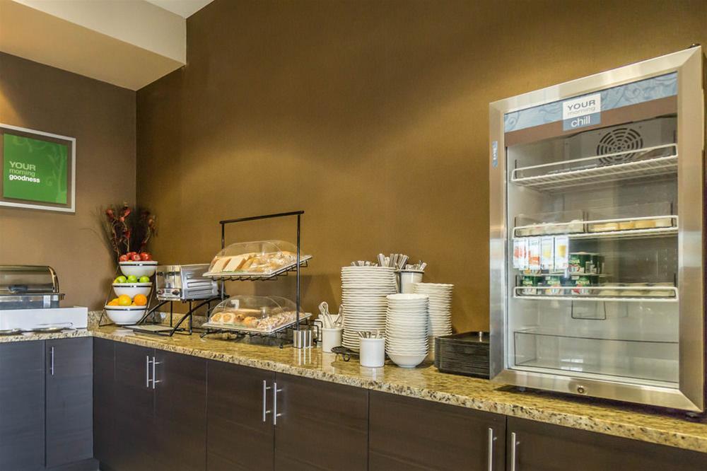 Comfort Inn & Suites Edmonton International Airport Nisku Bagian luar foto