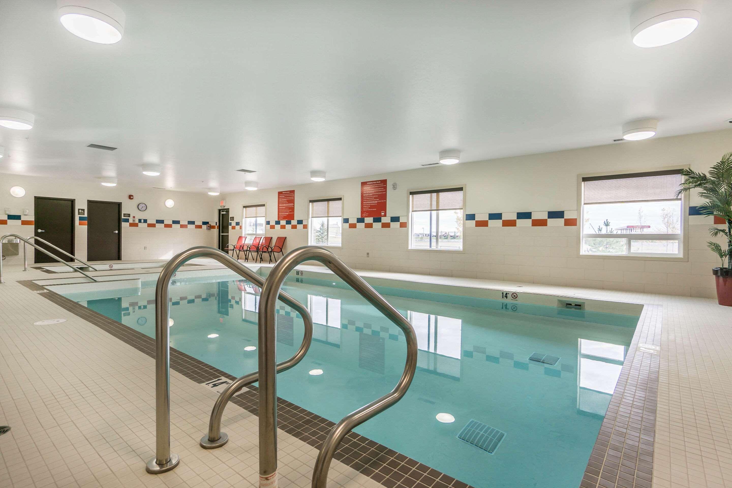 Comfort Inn & Suites Edmonton International Airport Nisku Bagian luar foto