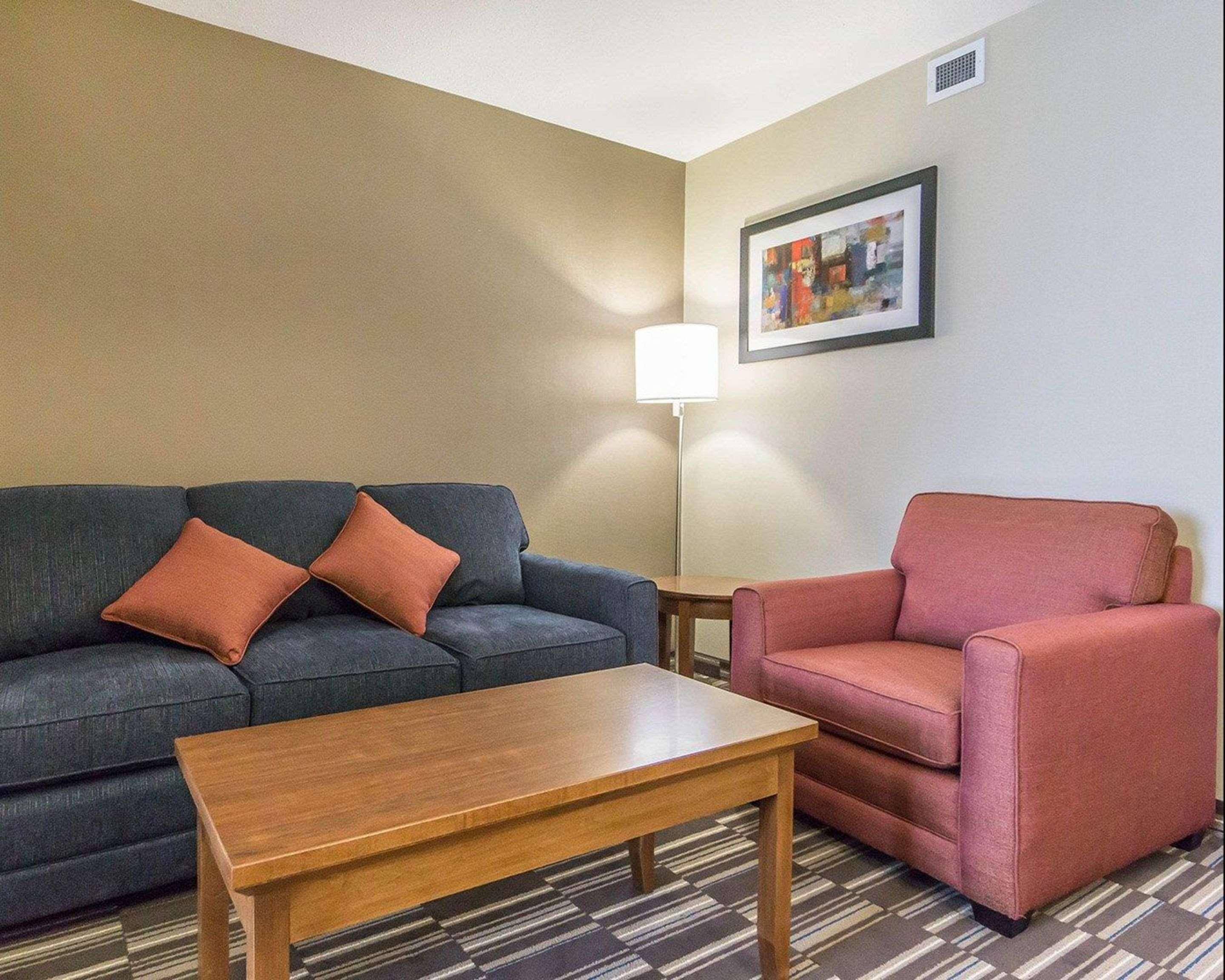 Comfort Inn & Suites Edmonton International Airport Nisku Bagian luar foto
