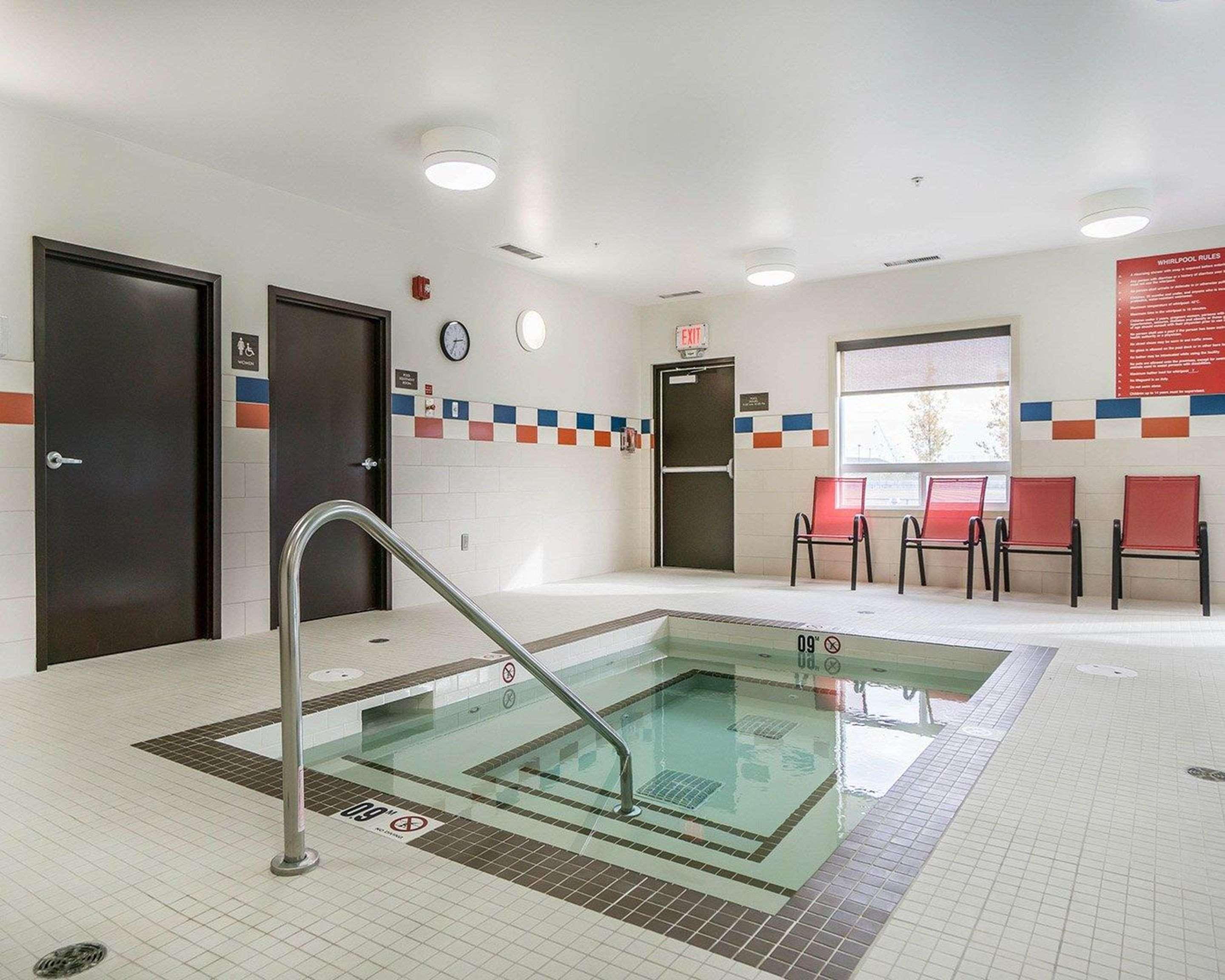 Comfort Inn & Suites Edmonton International Airport Nisku Bagian luar foto