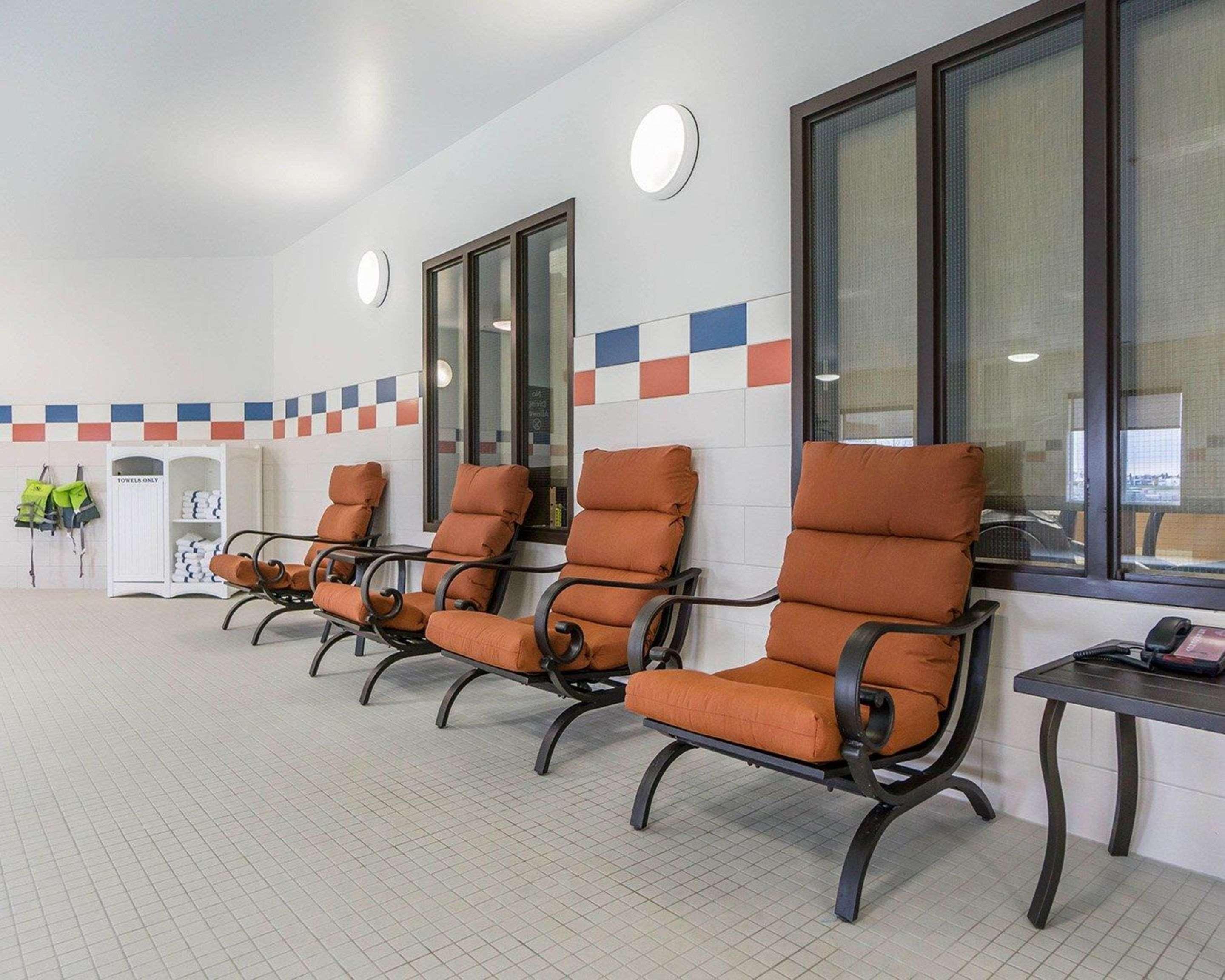 Comfort Inn & Suites Edmonton International Airport Nisku Bagian luar foto