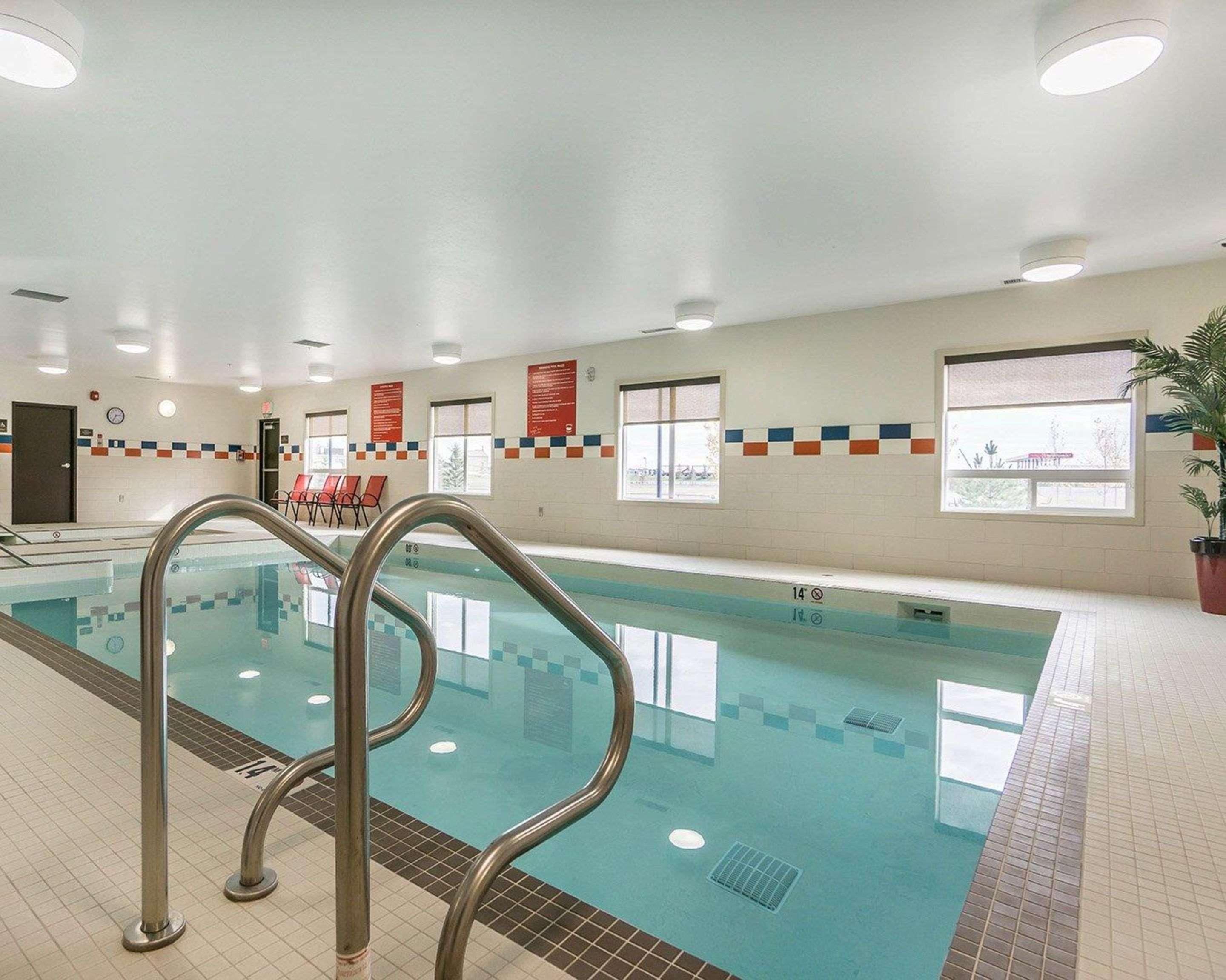 Comfort Inn & Suites Edmonton International Airport Nisku Bagian luar foto