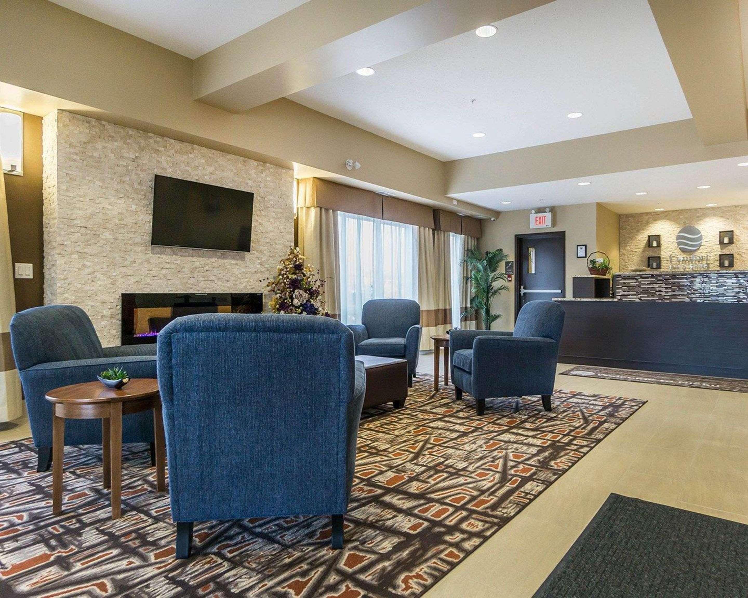 Comfort Inn & Suites Edmonton International Airport Nisku Bagian luar foto