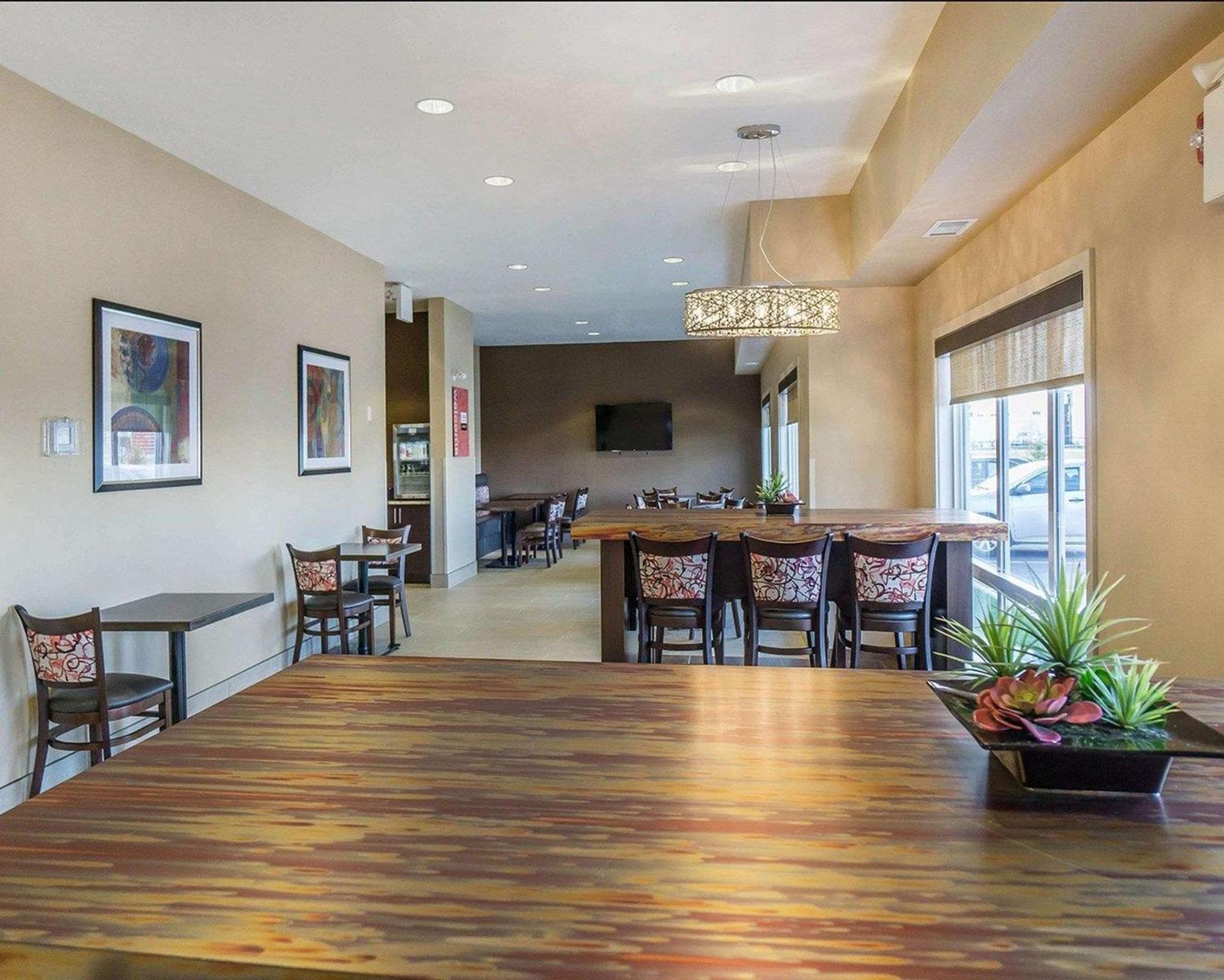 Comfort Inn & Suites Edmonton International Airport Nisku Bagian luar foto