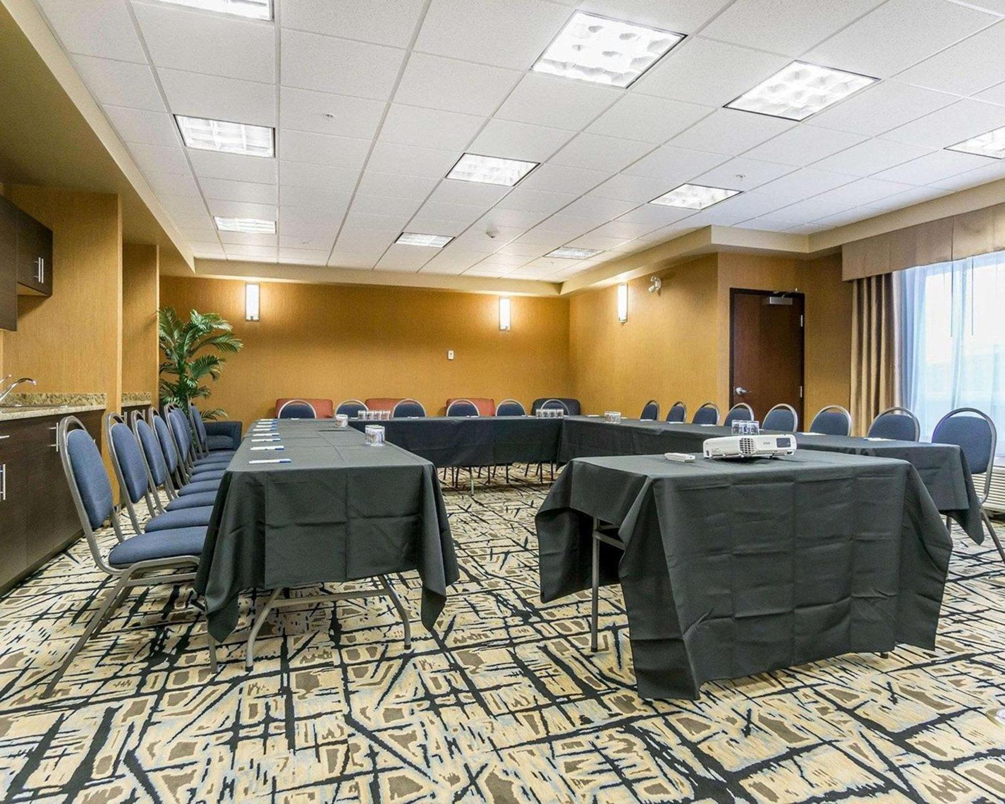 Comfort Inn & Suites Edmonton International Airport Nisku Bagian luar foto