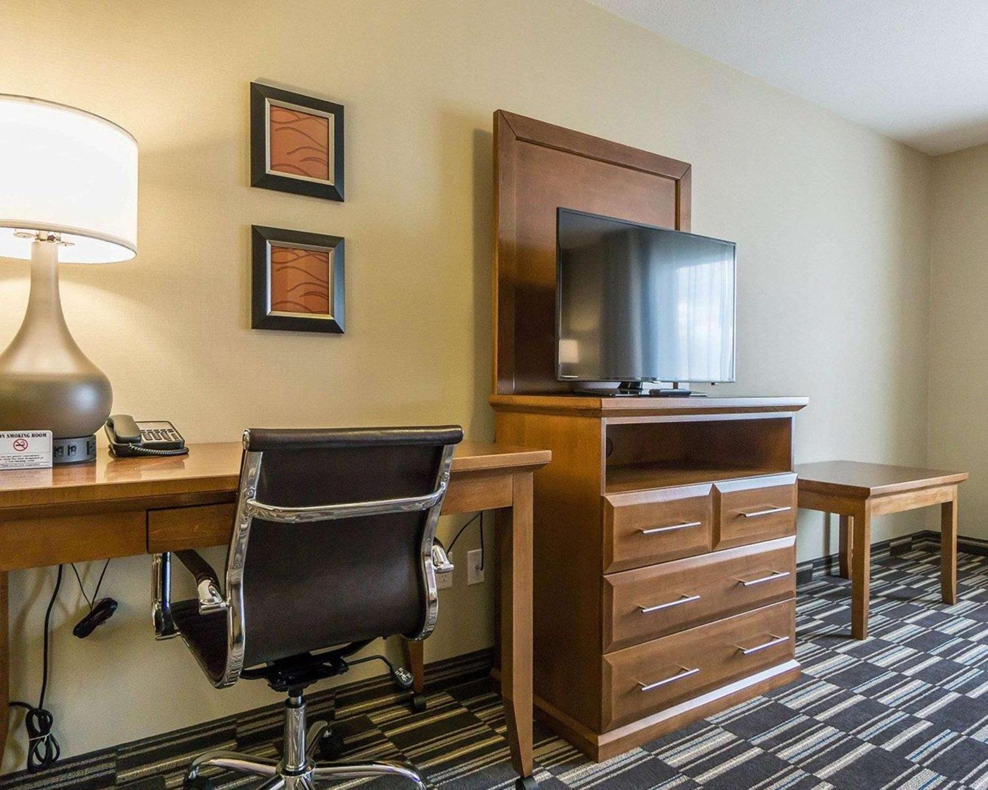 Comfort Inn & Suites Edmonton International Airport Nisku Bagian luar foto