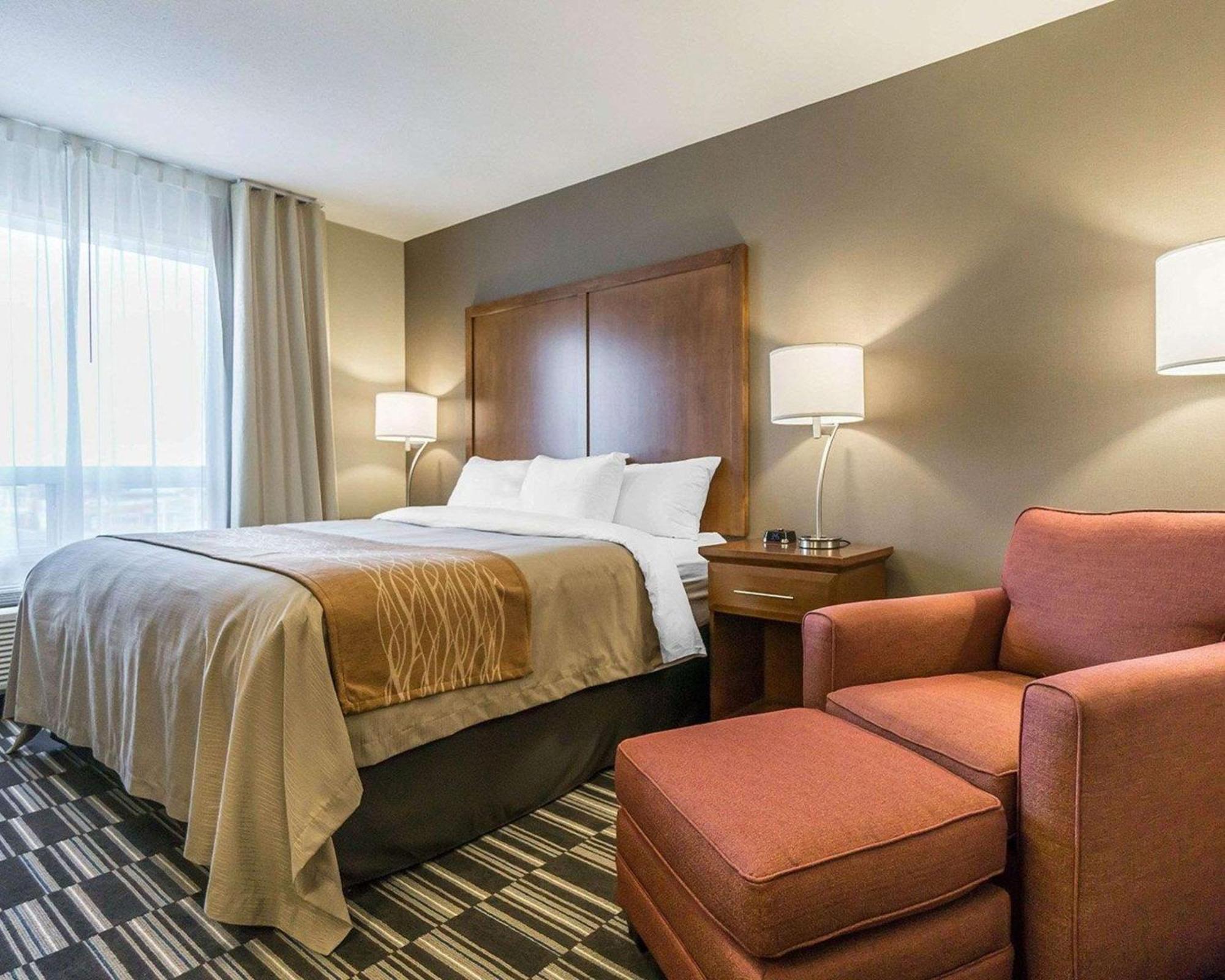 Comfort Inn & Suites Edmonton International Airport Nisku Bagian luar foto