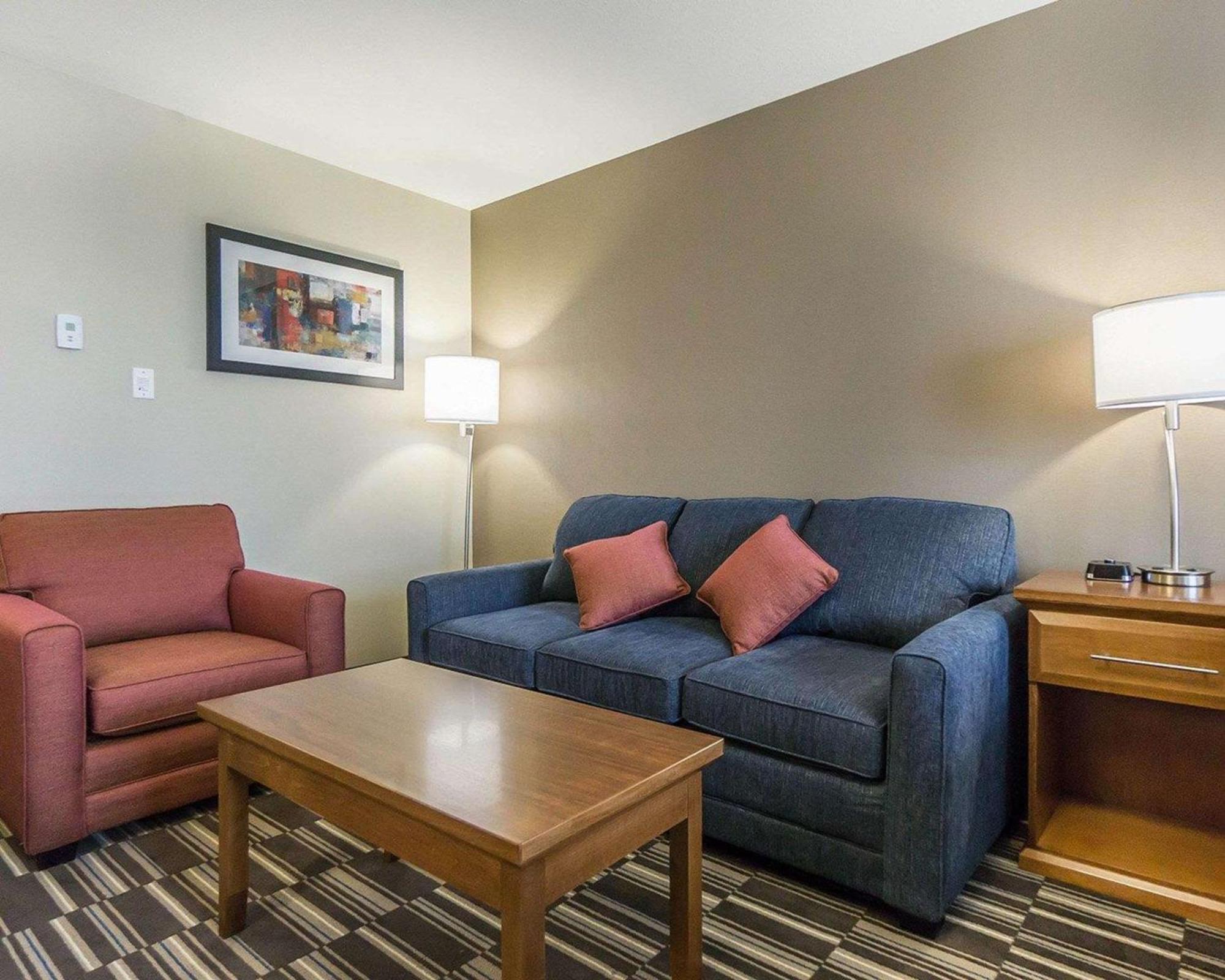 Comfort Inn & Suites Edmonton International Airport Nisku Bagian luar foto