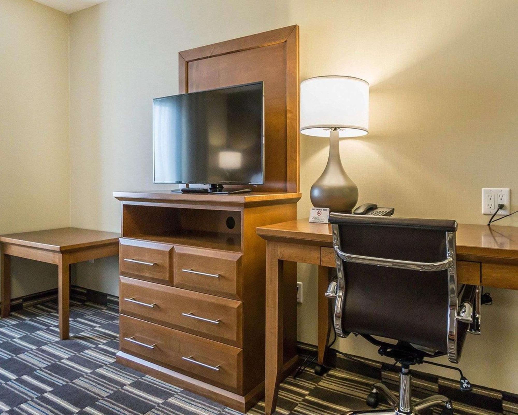 Comfort Inn & Suites Edmonton International Airport Nisku Bagian luar foto