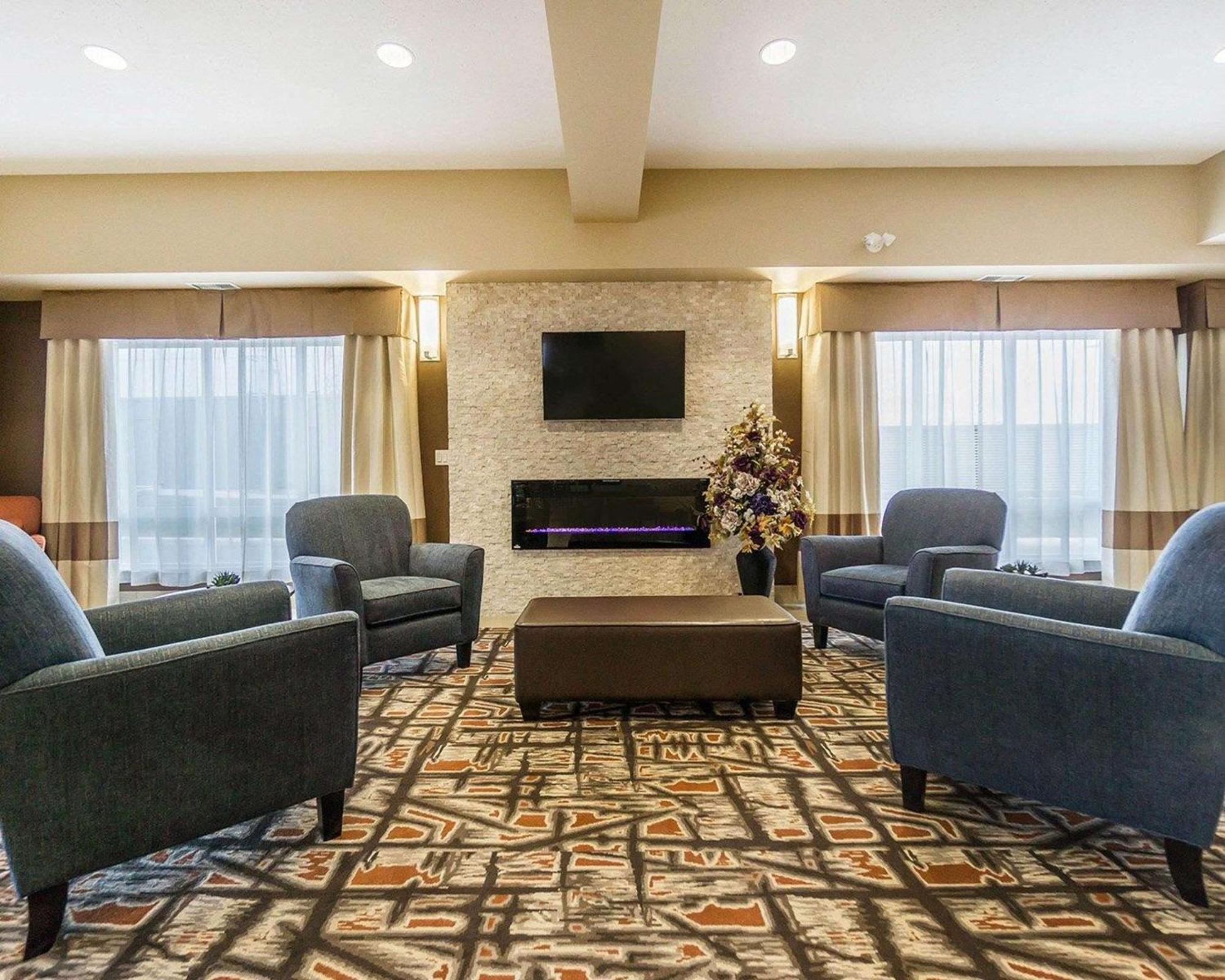 Comfort Inn & Suites Edmonton International Airport Nisku Bagian luar foto