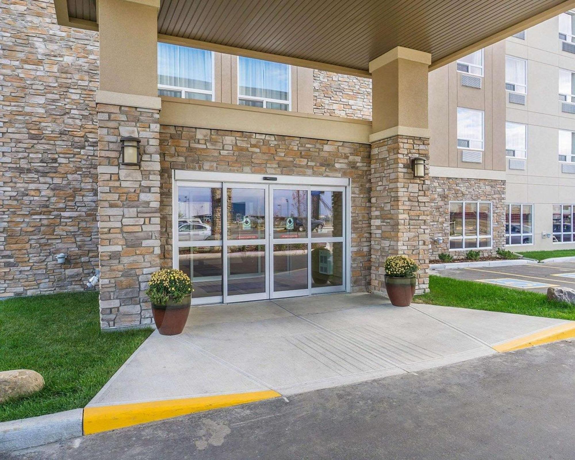 Comfort Inn & Suites Edmonton International Airport Nisku Bagian luar foto