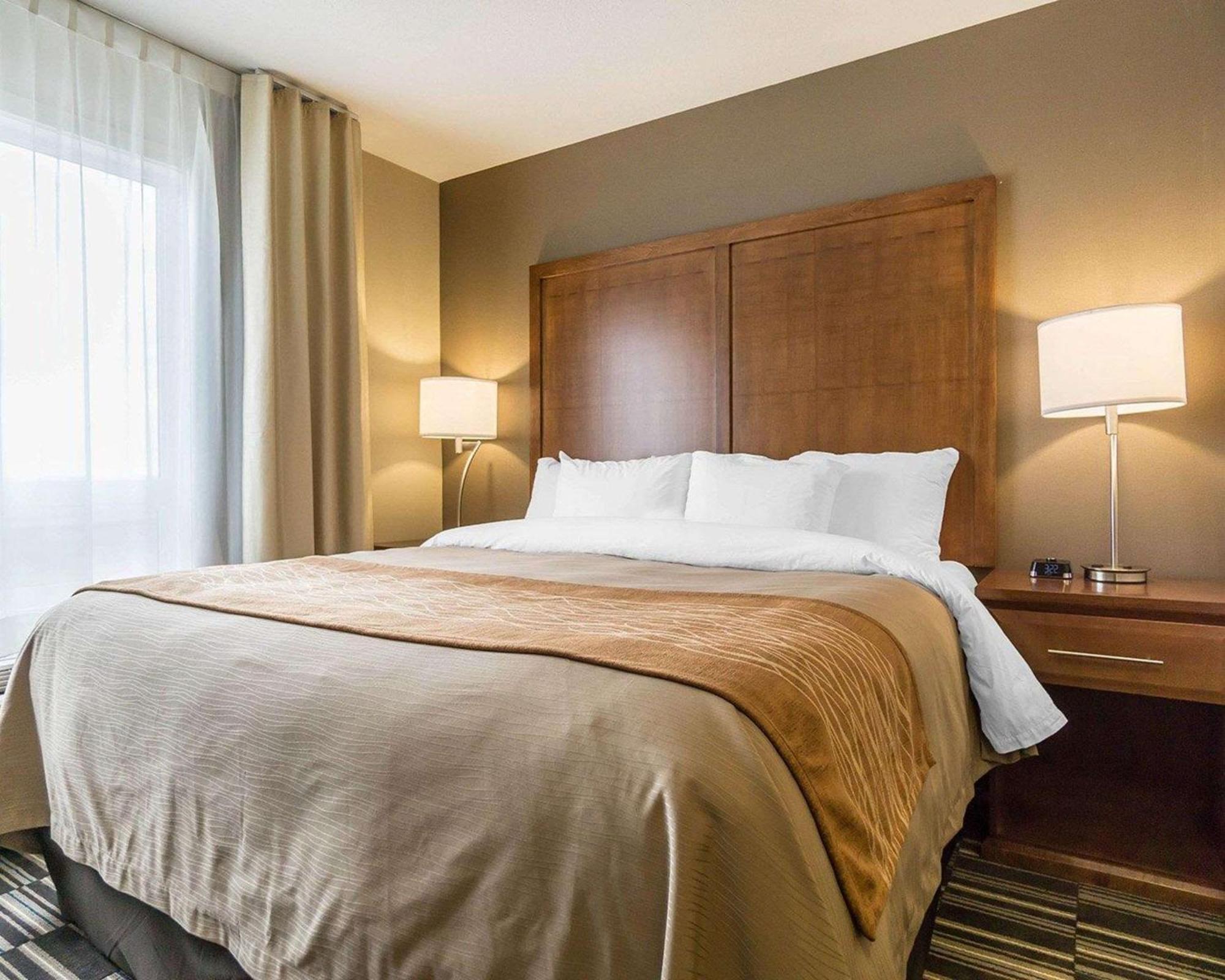 Comfort Inn & Suites Edmonton International Airport Nisku Bagian luar foto
