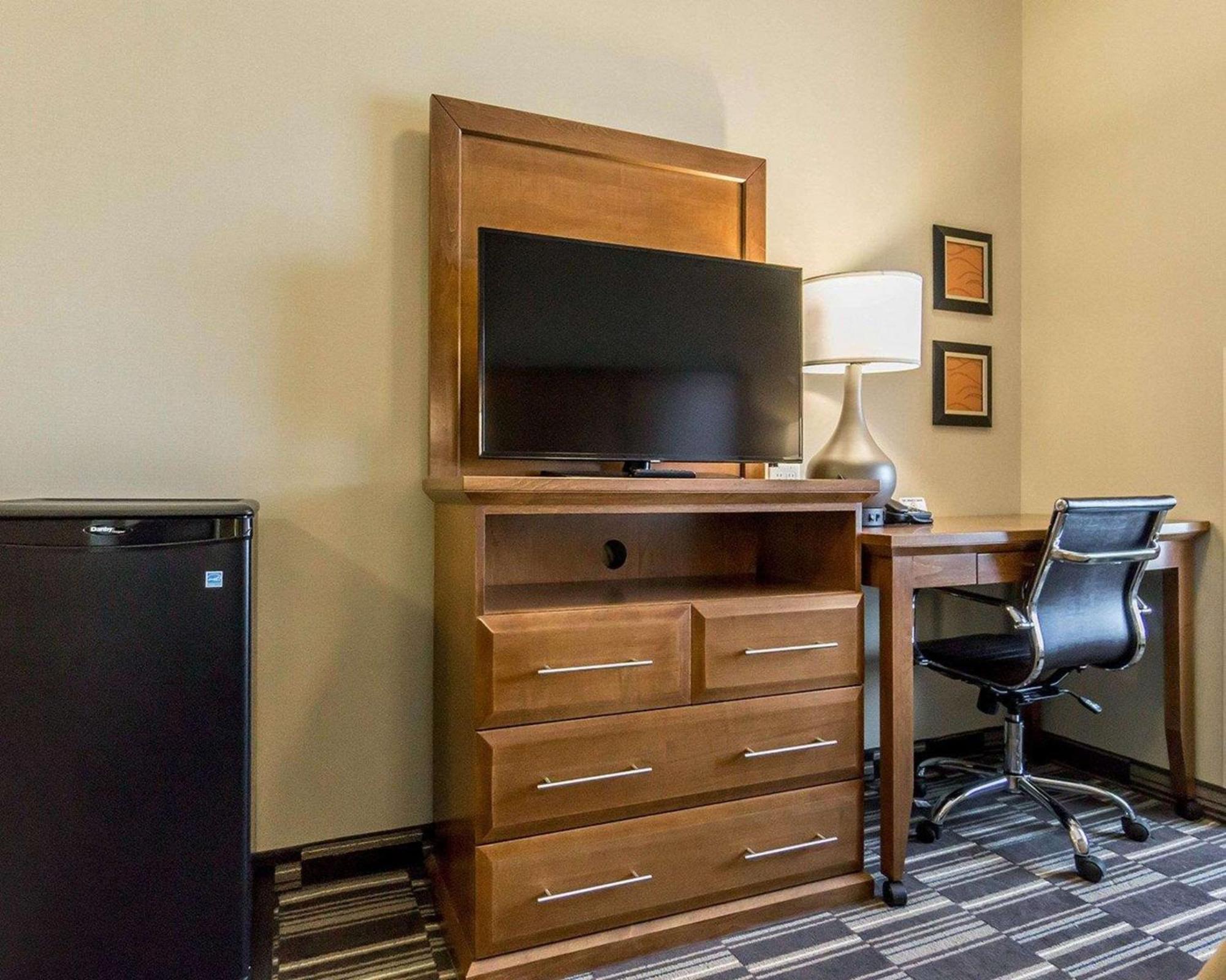 Comfort Inn & Suites Edmonton International Airport Nisku Bagian luar foto