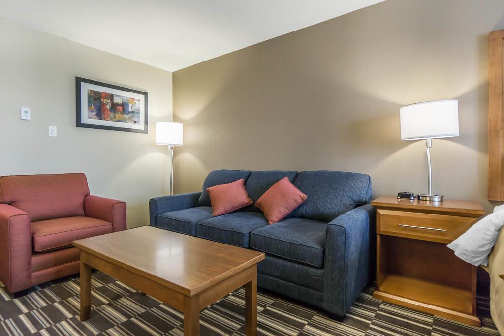 Comfort Inn & Suites Edmonton International Airport Nisku Bagian luar foto