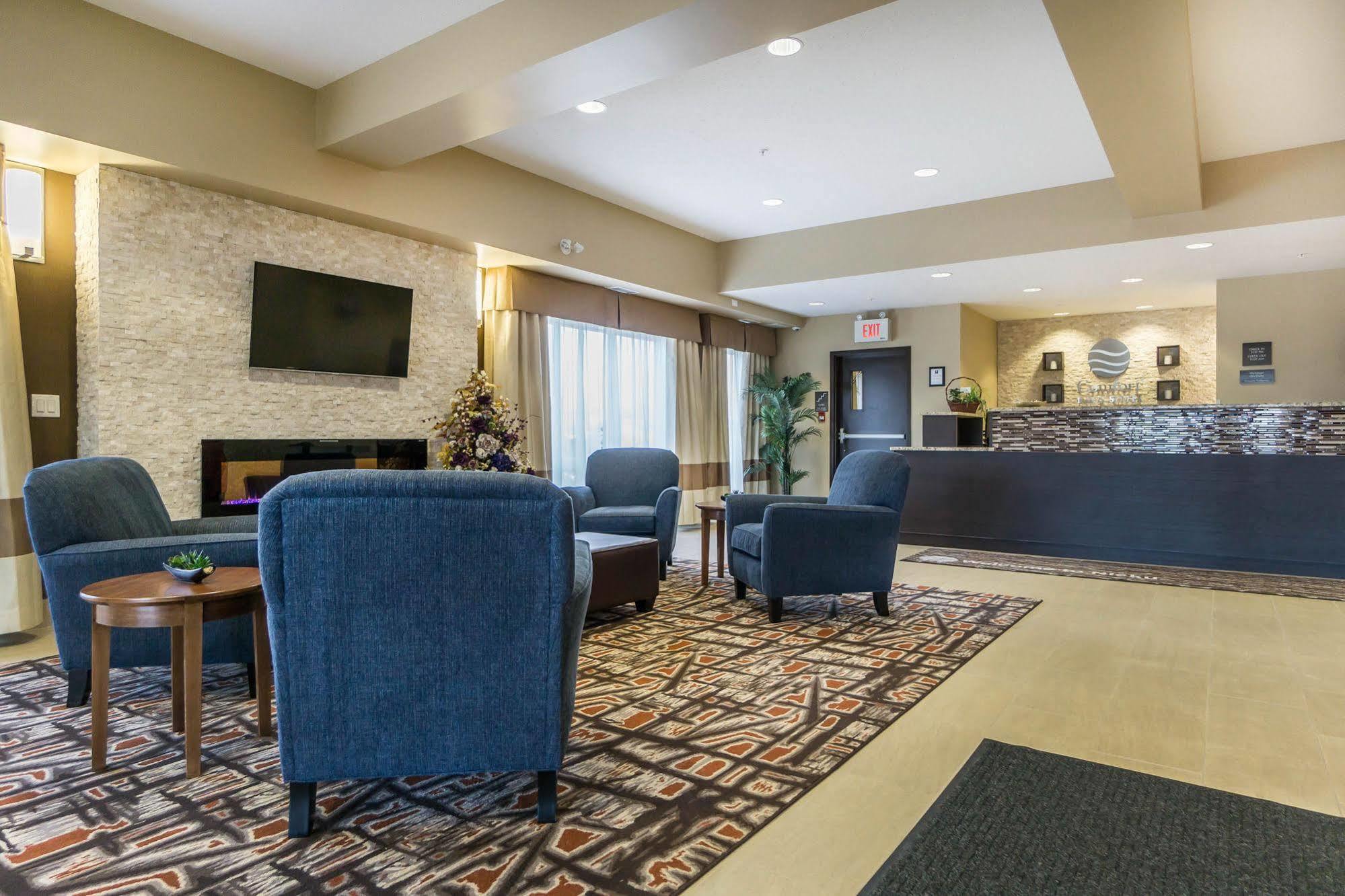 Comfort Inn & Suites Edmonton International Airport Nisku Bagian luar foto