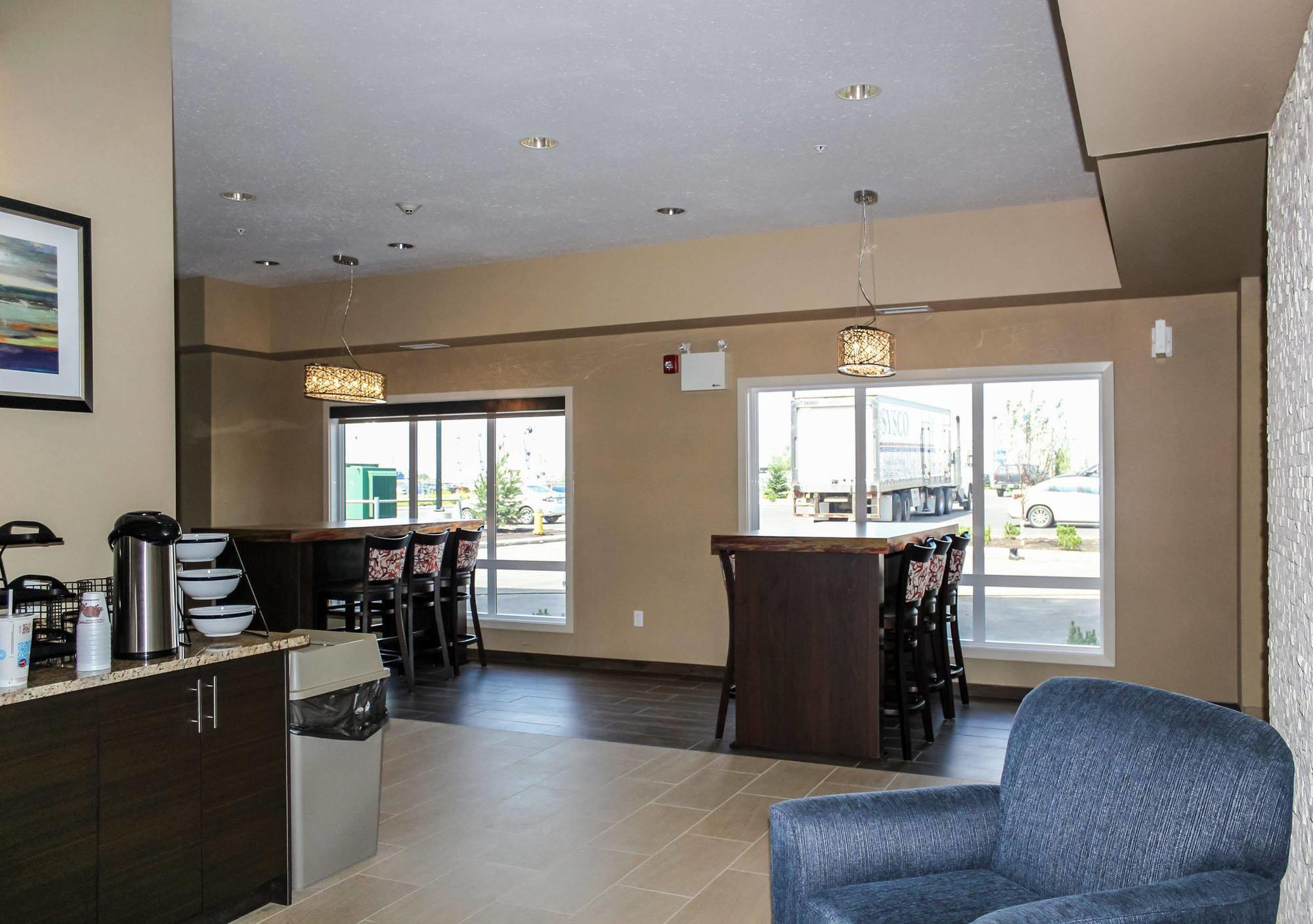 Comfort Inn & Suites Edmonton International Airport Nisku Bagian luar foto